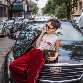 在路边拍照如何赢别人一头 我们找来了女明星示范