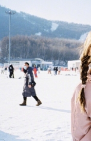 虞书欣雪场写真 滑雪服麻花辫甜美元气