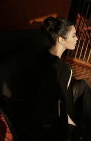 奚梦瑶活动造型写真 黑色长裙搭配盘发优雅有气场