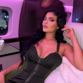 Kylie Jenner零下依旧穿比基尼泡温泉，果然辣妹没有冬天？