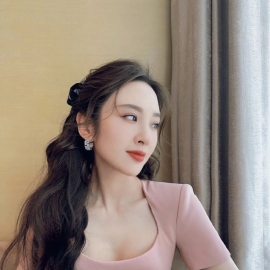<b>穿上软软糯糯的颜色，开启乖巧版</b>