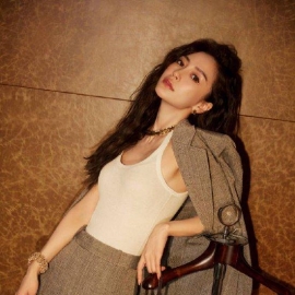 Angelababy披西装外套优雅迷人 羊毛卷