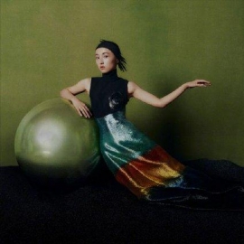 <b>张子枫登《VOGUE》杂志银十封面 身</b>