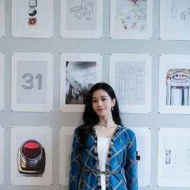 <b>刘诗诗白裙搭蓝色小香风外套温婉</b>