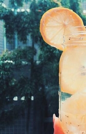 在热水中加入柠檬水，不再畏冷，肌肤再现光彩!柠檬水