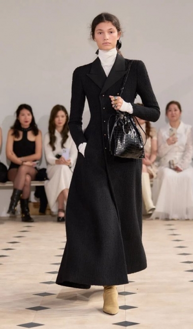 这个秋天的时尚单品，居然是脚上“皱巴巴”的靴子？